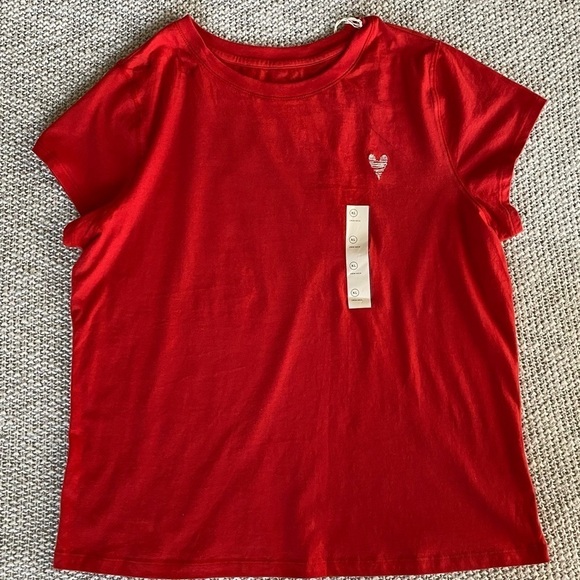 Red tee with stitched heart - Picture 1 of 3